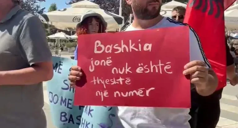 Qytetarët e Belshit protestojnë kundër bashkimit me Elbasanin