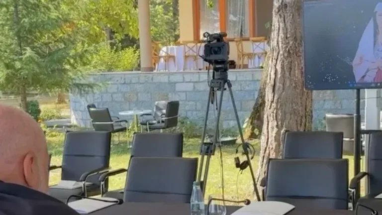 Rama prezanton nga Pogradeci platformën Pasqyra Albania Rama prezanton nga Pogradeci platformën Pasqyra Albania