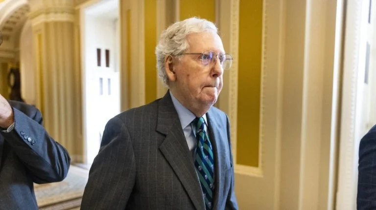 Senatori Mitch McConnell lë rehabilitimin, i paqartë rikthimi Senatori Mitch McConnell lë rehabilitimin, i paqartë rikthimi