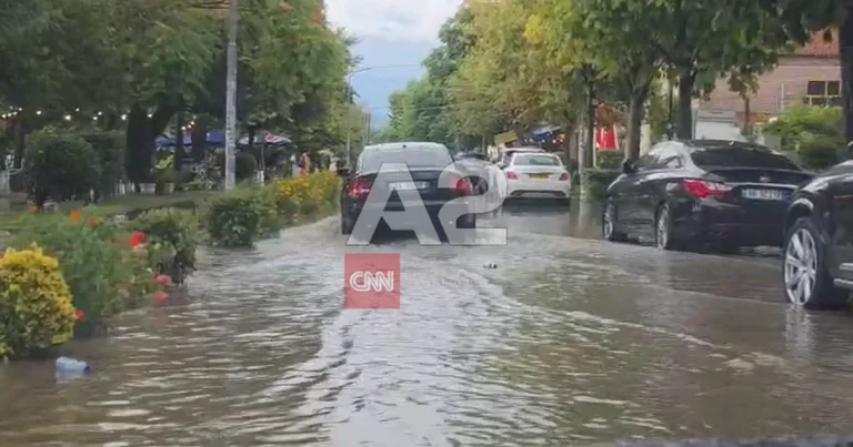 Stuhi e fortë në Pogradec, vërshojnë ujërat në rrugë e biznese Stuhi e fortë në Pogradec, vërshojnë ujërat në rrugë e biznese
