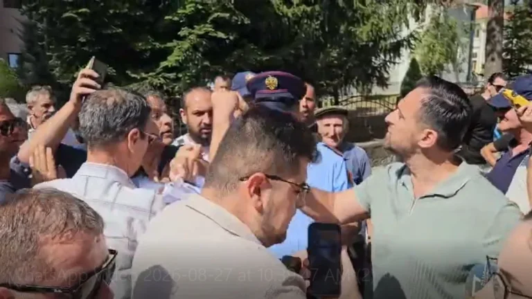 Tensione në Maliq: Organizatori i protestës sulmon gazetarët
