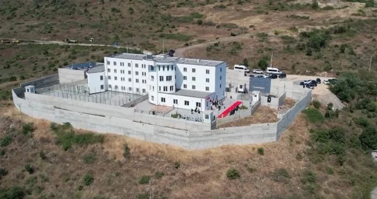 Thikë dhe celular në burgun e Pojskës, ndalohen 3 rumunë Thikë dhe celular në burgun e Pojskës, ndalohen 3 rumunë