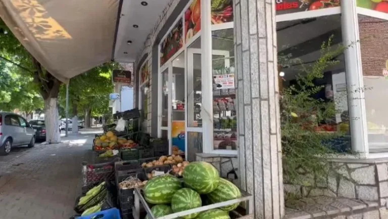 Thyhet marketi në Korçë, autorët e dyshuar marrin 100 mijë lekë Thyhet marketi në Korçë, autorët e dyshuar marrin 100 mijë lekë