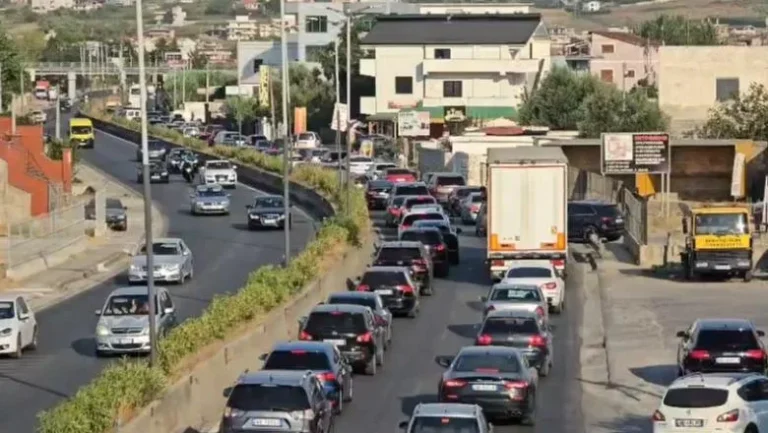 Trafik i rënduar dhe fluks i lartë në pikat kufitare