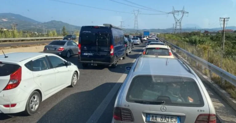 Trafiku Tiranë-Elbasan ul pushuesit në Pogradec