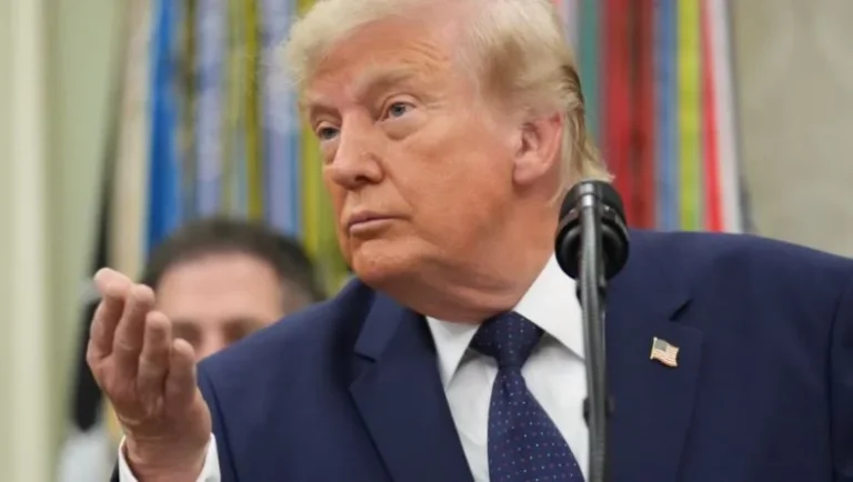 Trump firmos urdhrin për ndarjen e vaksinave të fëmijëve në SHBA Trump firmos urdhrin për ndarjen e vaksinave të fëmijëve në SHBA