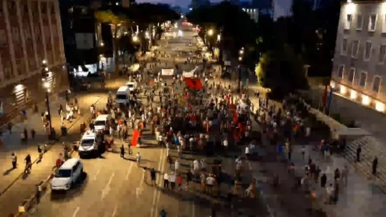 Zbehja e protestës në Tiranë dhe llogaritë e shtatorit Zbehja e protestës në Tiranë dhe llogaritë e shtatorit