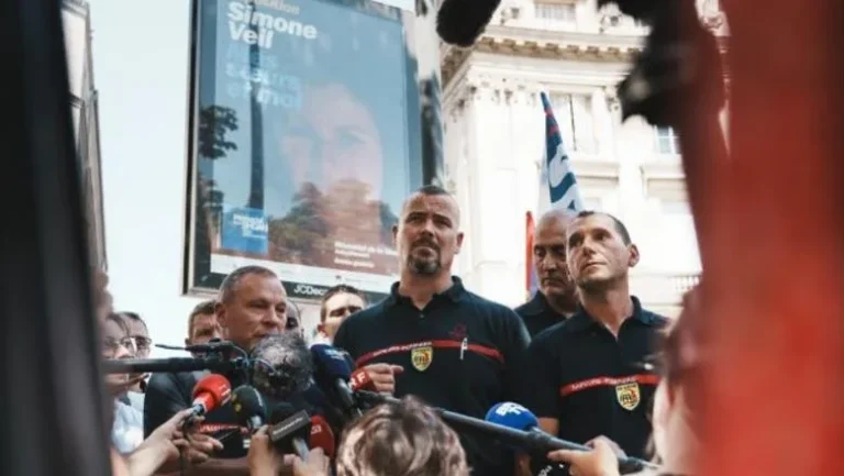 Zjarrfikësit në Francë paralajmërojnë protestë ndaj qeverisë Zjarrfikësit në Francë paralajmërojnë protestë ndaj qeverisë