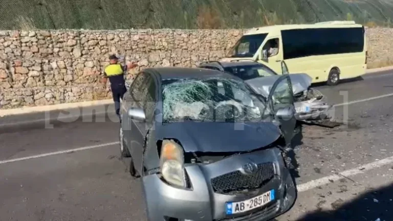 Aksident në Qafë Plloçë, përplasen dy makina dhe plagosen dy vajza Aksident në Qafë Plloçë, përplasen dy makina dhe plagosen dy vajza