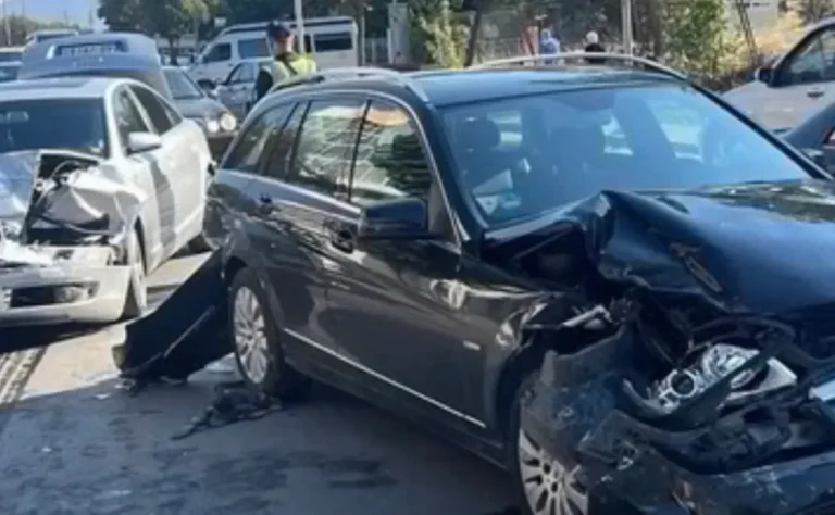Aksident në unazën e Korçës, përplasen dy automjete