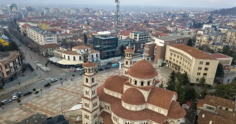 Korça mes potencialit prodhues dhe peshës së administratës Korça mes potencialit prodhues dhe peshës së administratës