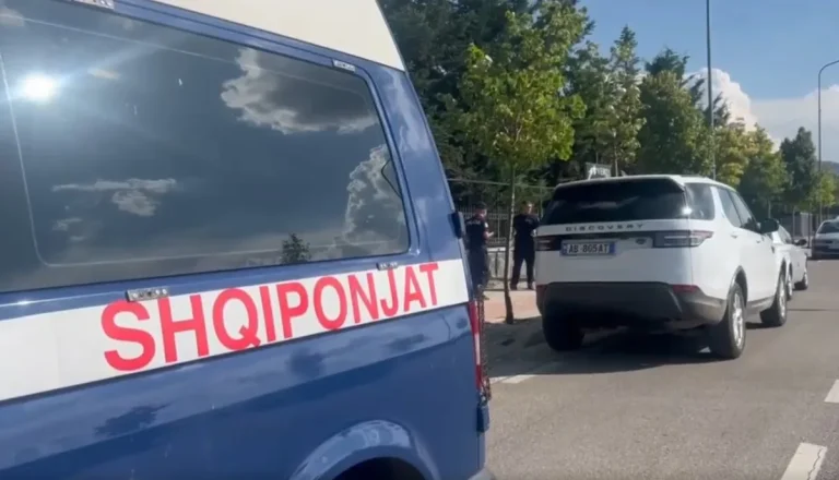Plagosje me armë në Korçë, policia shpall në kërkim të dyshuarin Plagosje me armë në Korçë, policia shpall në kërkim të dyshuarin