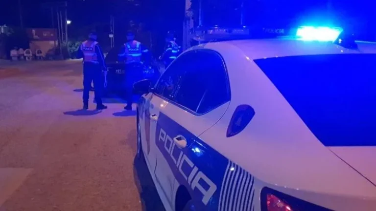 Pogradec, vidhet makina me çelësa brenda, arrestohet i dyshuari