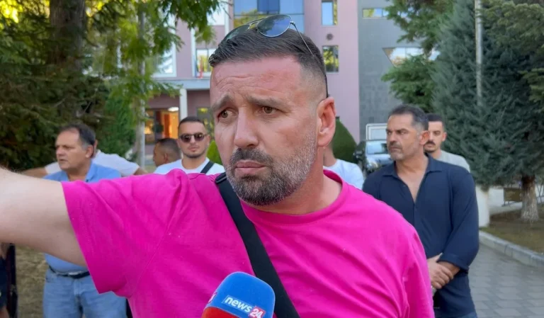 Protestë në Maliq kundër planit për bashkimin me Korçën Protestë në Maliq kundër planit për bashkimin me Korçën