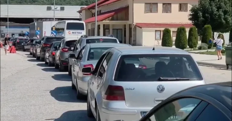 Radhë në Kapshticë drejt Greqisë nga sportelet e reduktuara Radhë në Kapshticë drejt Greqisë nga sportelet e reduktuara