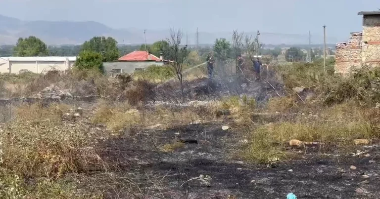 Zjarr në lagjen 10 në Korçë, zjarrfikësit neutralizojnë flakët